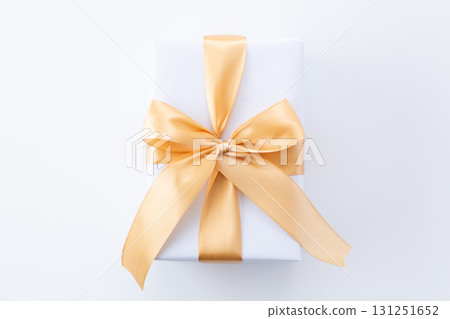 帶有金絲帶的白色禮物 131251652