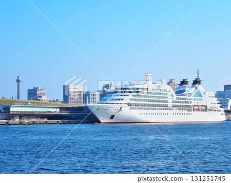 停泊在橫濱大棧橋碼頭的三井海洋富士號（2025年8月） 131251745