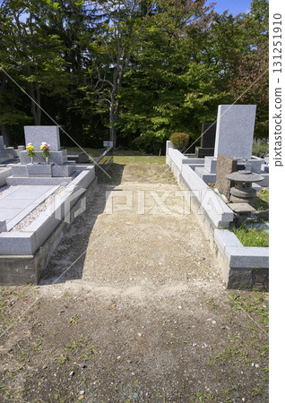 Image of closing a grave 131251910
