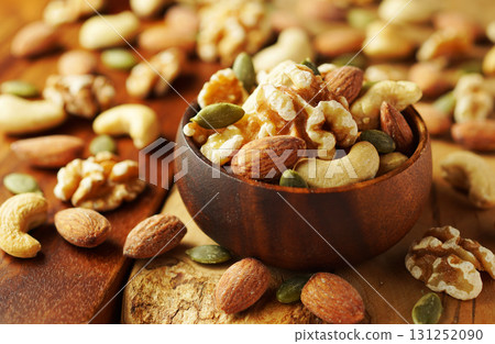 Mixed nuts 131252090