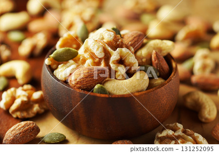 Mixed nuts 131252095