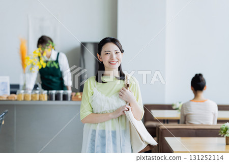一位年輕女子去咖啡館 131252114