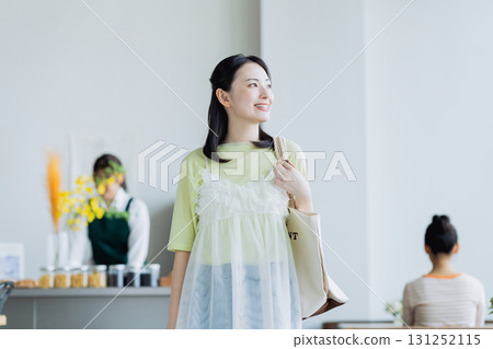 一位年輕女子去咖啡館 131252115