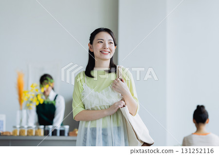 一位年輕女子去咖啡館 131252116