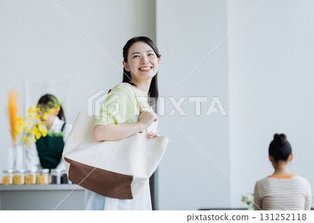 一位年輕女子去咖啡館 131252118
