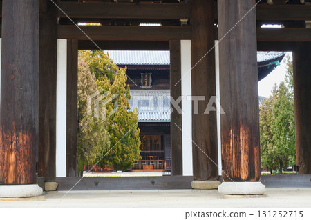 Sanmon Gate of Tofukuji Temple in winter (Higashiyama Ward, Kyoto City) 131252715