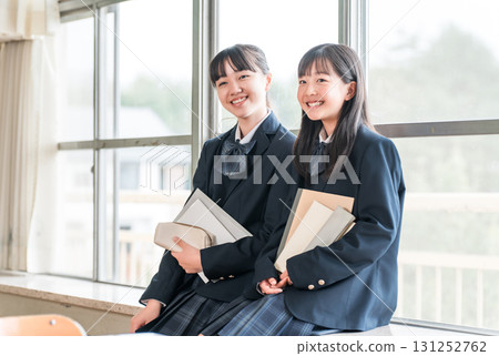 小學和國中女生在學校教室裡交談 131252762