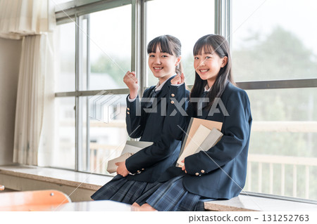 小學和國中女生在學校教室交談（握拳） 131252763