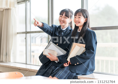 小學和國中女生在學校教室裡交談 131252764