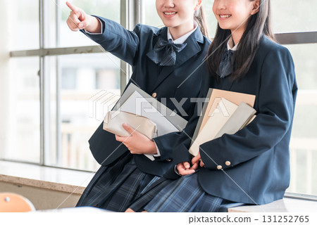 小學和國中女生在學校教室裡交談 小學和國中女生在學校教室裡交談 131252765