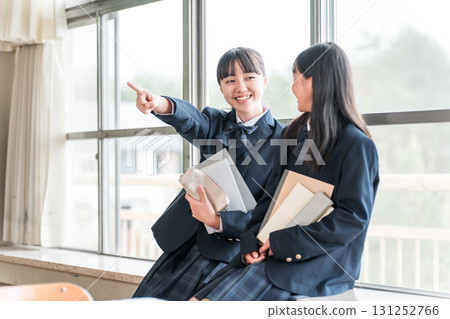 小學和國中女生在學校教室裡交談 131252766