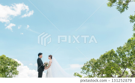 新娘和新郎有空背景(婚禮、婚禮儀式、新娘、外景照片、照片婚禮) 新娘和新郎有空背景(婚禮、婚禮儀式、新娘、外景照片、照片婚禮) 131252879