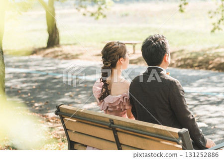 夫婦坐在公園的長椅上（結婚、婚禮、新娘） 131252886