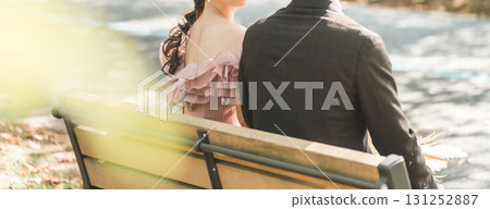 夫婦坐在公園的長椅上(結婚、婚禮、新娘) 夫婦坐在公園的長椅上(結婚、婚禮、新娘) 131252887