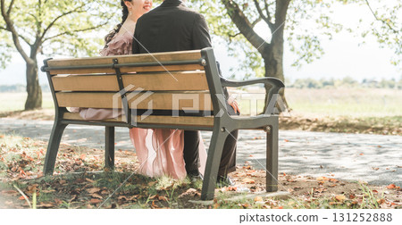 夫婦坐在公園的長椅上（結婚、婚禮、新娘） 131252888