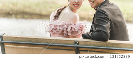 夫婦坐在公園的長椅上（結婚、婚禮、新娘） 131252889