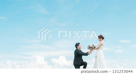 新郎跪下並將花束遞給穿著禮服的新娘(婚禮、婚禮儀式、新娘、婚禮照片) 新郎跪下並將花束遞給穿著禮服的新娘(婚禮、婚禮儀式、新娘、婚禮照片) 131253044