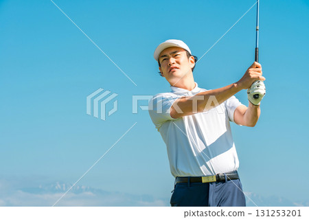 一名男性高爾夫球手在高爾夫球場打高爾夫球（嚴肅、開球、高爾夫比賽） 131253201