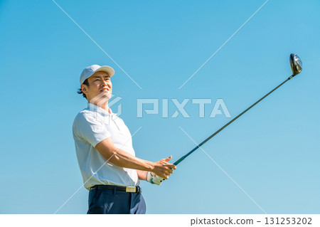 一名男性高爾夫球手在高爾夫球場打高爾夫球（嚴肅、開球、高爾夫比賽） 131253202