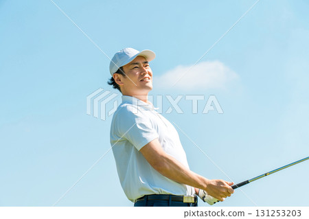 一名男性高爾夫球手在高爾夫球場打高爾夫球（嚴肅、開球、高爾夫比賽） 131253203