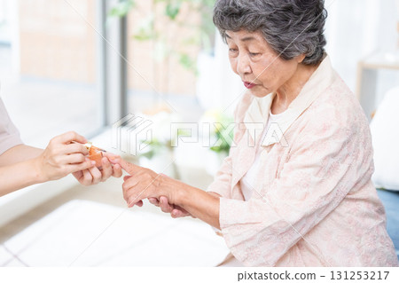 修指甲的高級女人 131253217