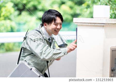 承包商透過對講機打招呼 承包商透過對講機打招呼 131253903