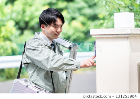 承包商透過對講機打招呼 131253904