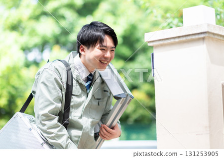 承包商透過對講機打招呼 131253905