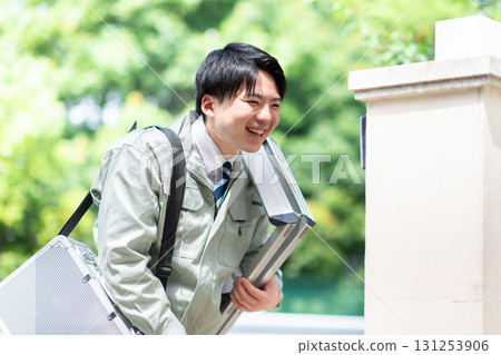 承包商透過對講機打招呼 承包商透過對講機打招呼 131253906