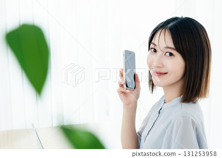 有智能手機的一位小姐 131253958