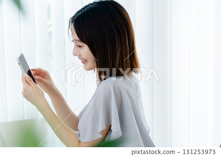 有智能手機的一位小姐 131253973