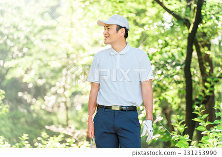 男性高爾夫球手在新鮮的綠色植物中穿著高爾夫球服(高爾夫球場、學院、會員資格) 男性高爾夫球手在新鮮的綠色植物中穿著高爾夫球服(高爾夫球場、學院、會員資格) 131253990