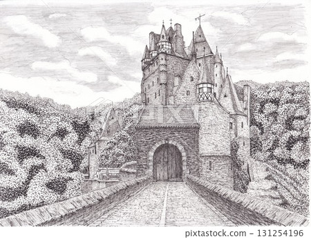 森林裡的一座古老城堡 森林裡的一座古老城堡 131254196