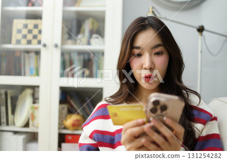 Shopping Online 131254282