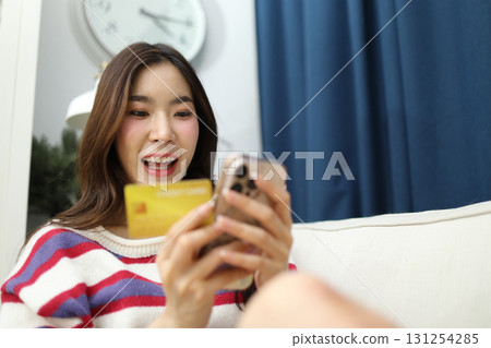 Shopping Online 131254285