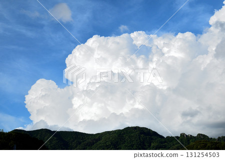 Blue sky and white clouds, summer clouds, autumn clouds Blue sky and white clouds, summer clouds, autumn clouds 131254503