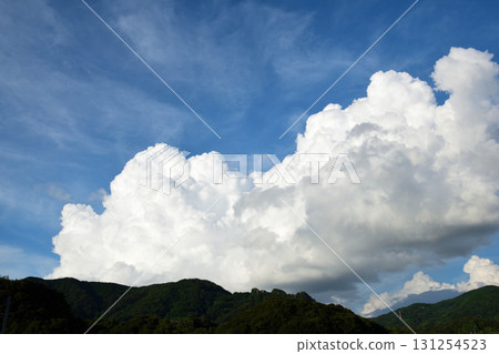 Blue sky and white clouds, summer clouds, autumn clouds Blue sky and white clouds, summer clouds, autumn clouds 131254523