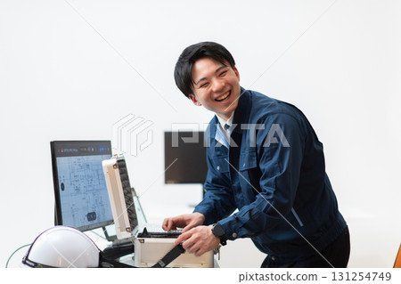 一名在企業工作的男人外出 131254749