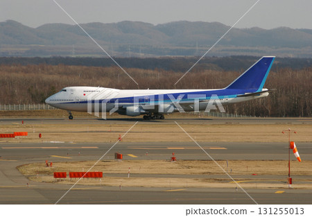 秋天,一架飛機抵達機場,背景是遠山 秋天,一架飛機抵達機場,背景是遠山 131255013