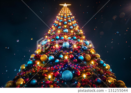 夜空中照亮的巨大聖誕樹 夜空中照亮的巨大聖誕樹 131255044