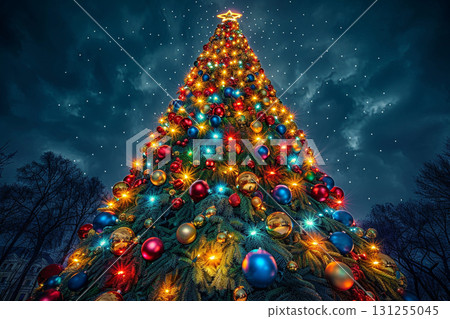 夜空中照亮的巨大聖誕樹 夜空中照亮的巨大聖誕樹 131255045
