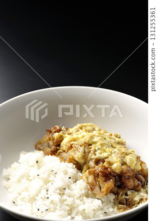 在黑色背景下拍攝的雞肉 nbandon 在黑色背景下拍攝的雞肉 nbandon 131255361