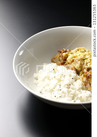 在黑色背景下拍攝的雞肉 nbandon 131255363