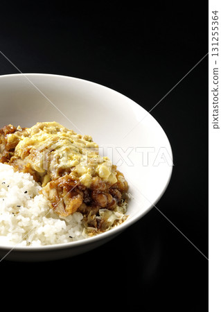 在黑色背景下拍攝的雞肉 nbandon 在黑色背景下拍攝的雞肉 nbandon 131255364