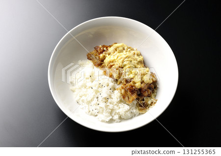 在黑色背景下拍攝的雞肉 nbandon 131255365