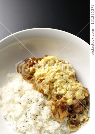 在黑色背景下拍攝的雞肉 nbandon 131255372