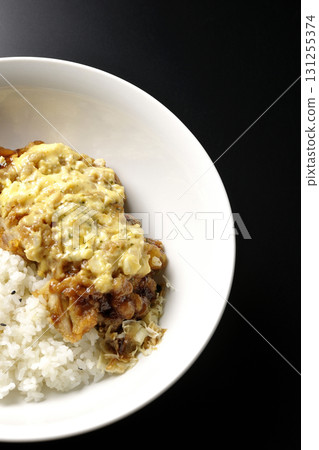 在黑色背景下拍攝的雞肉 nbandon 131255374