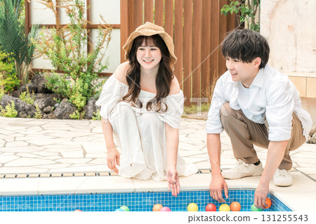 情侶旅行時在度假飯店的泳池畔玩耍 131255543