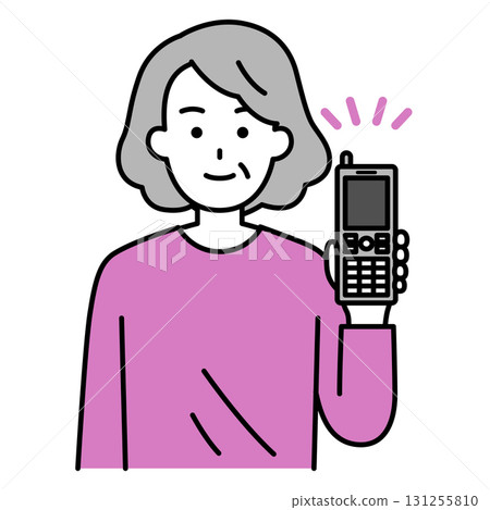 一位老婦人手裡拿著翻蓋手機 131255810