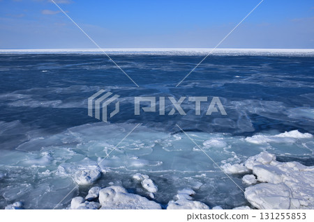 Drift ice arrives on the coast of Utoro, Shari Town 131255853